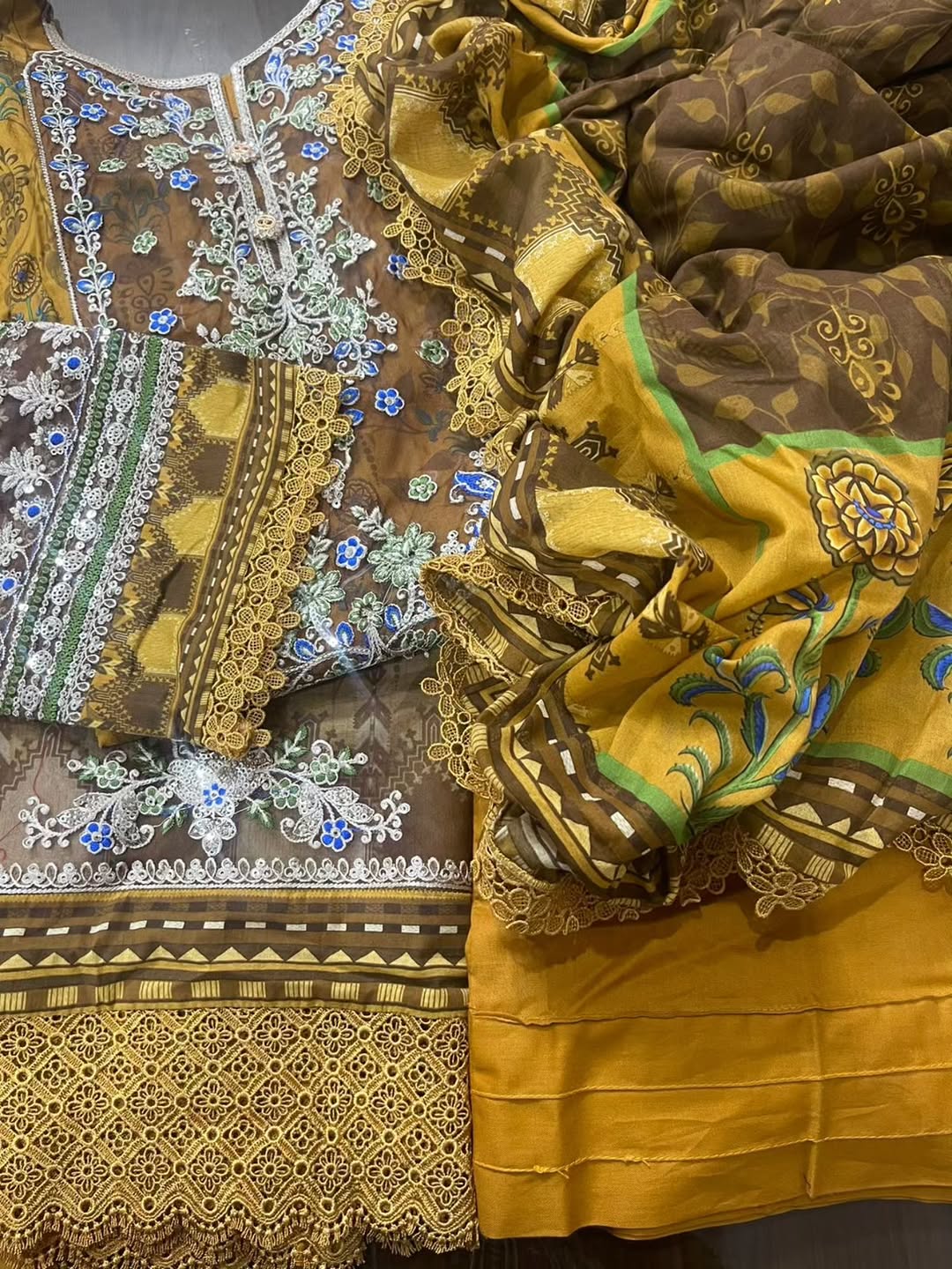 Pariza Lawn 3-Piece Suit - Ready to Wear Elegance